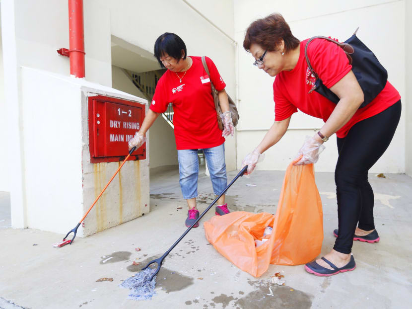 Nee Soon South residents at the monthly litter-picking exercise on April 10, 2016. Photo: Ernest Chua/TODAY