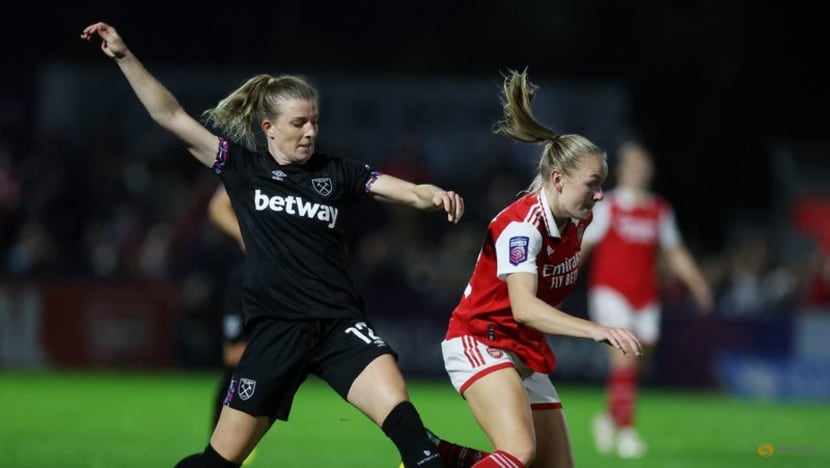 Arsenal beat West Ham but Manchester United go top of WSL Arsenal beat West Ham but Manchester United go top of WSL