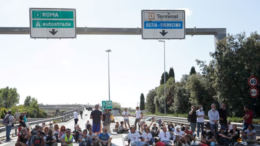 Hundreds of strikers block road to Rome airport, disrupt flights Hundreds of strikers block road to Rome airport, disrupt flights