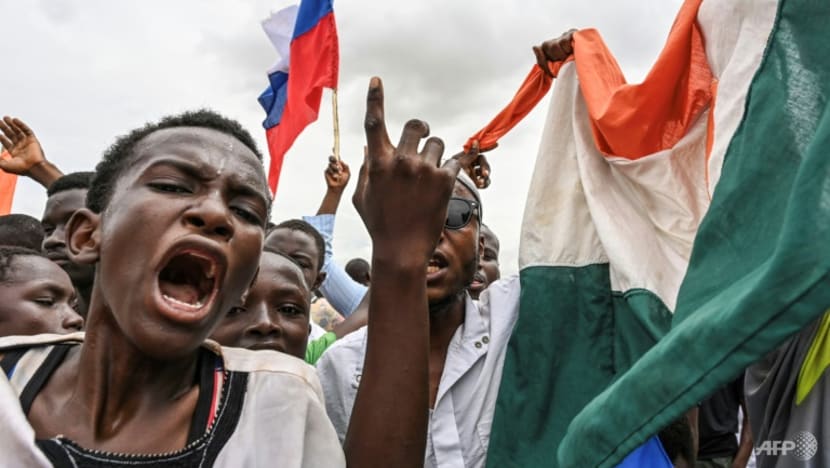 Thousands of coup supporters gathered near French base in Niger