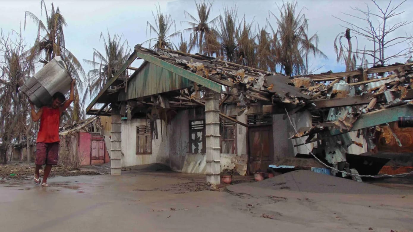印尼鲁昂火山频爆发 政府计划永久重新安置近一万名居民