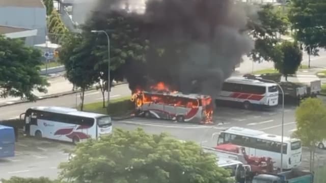 巴士在露天停车场起火 殃及一旁轿车 