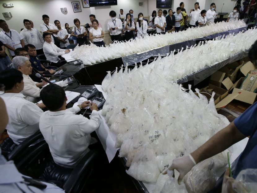 National Bureau of Investigation spokesman Ferdinand Lavin (left) presenting to reporters some 505kg of seized methamphetamine during a press conference in Manila, Philippines on May 29, 2017. Photo: AP