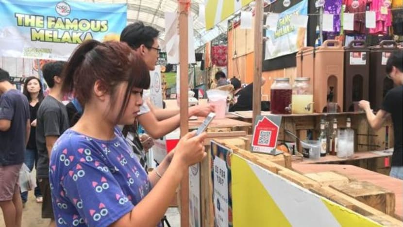EZi Wallet galak pelanggan bayar tanpa tunai di bazar Geylang Serai