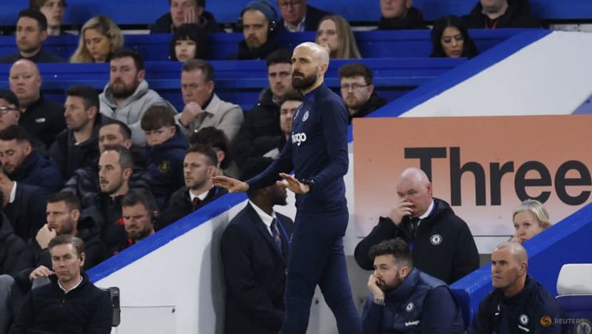 Chelsea interim coach says misfiring players are only human Chelsea interim coach says misfiring players are only human