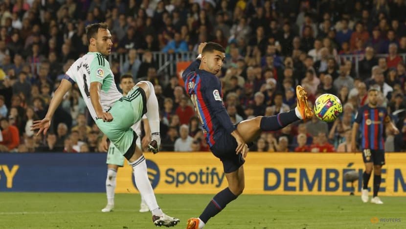 Alba strikes late to give Barcelona narrow win over 10-man Osasuna