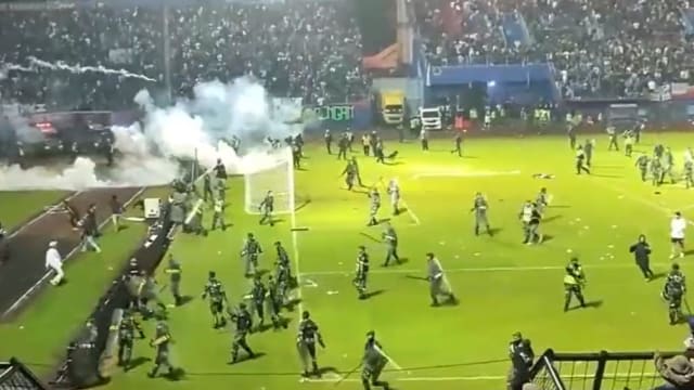 印尼足球联赛踩踏事件 警射催泪弹球迷狂逃视频曝光