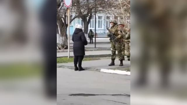 赠上向日葵种子 乌克兰妇女对俄罗斯士兵施以另类诅咒