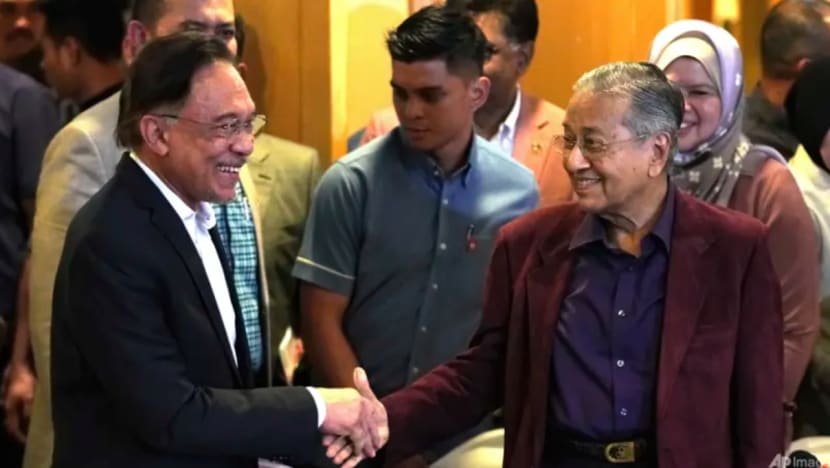 Dr Mahathir ucap tahniah, selamat maju jaya kepada Anwar Ibrahim Dr Mahathir ucap tahniah, selamat maju jaya kepada Anwar Ibrahim