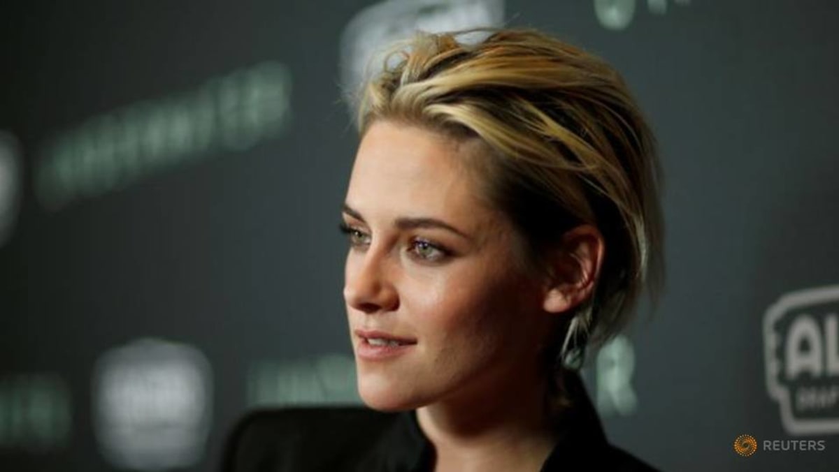 first-photo-of-actress-kristen-stewart-as-princess-diana-in-upcoming-movie
