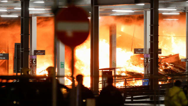伦敦卢顿机场停车场发生大火 所有航班暂停起降