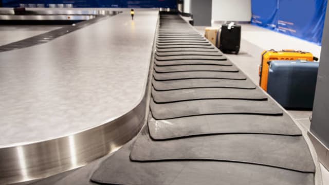 伦敦机场职员围巾缠行李传送带  遭拖行重伤