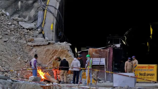 印度官员：救援人员已经清除坍塌隧道内39公尺瓦砾