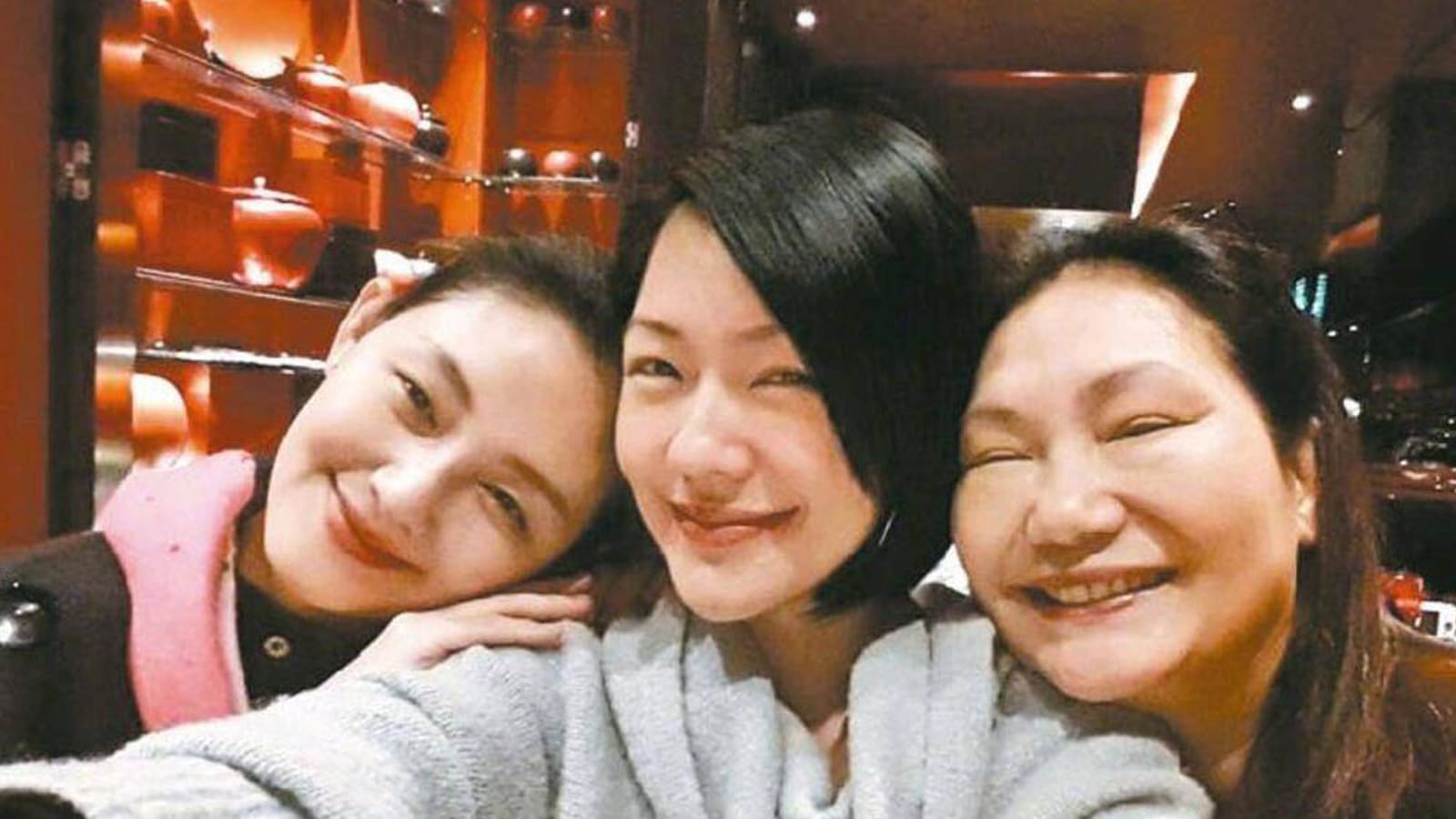 Dee Hsu Plays Peacemaker As Mum Fumes Over Sister Barbie's Surprise Wedding Dee Hsu Plays Peacemaker As Mum Fumes Over Sister Barbie's Surprise Wedding