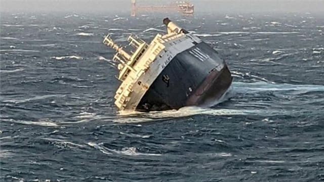 阿联酋货船在伊朗海湾水域沉没 一半船员已获救