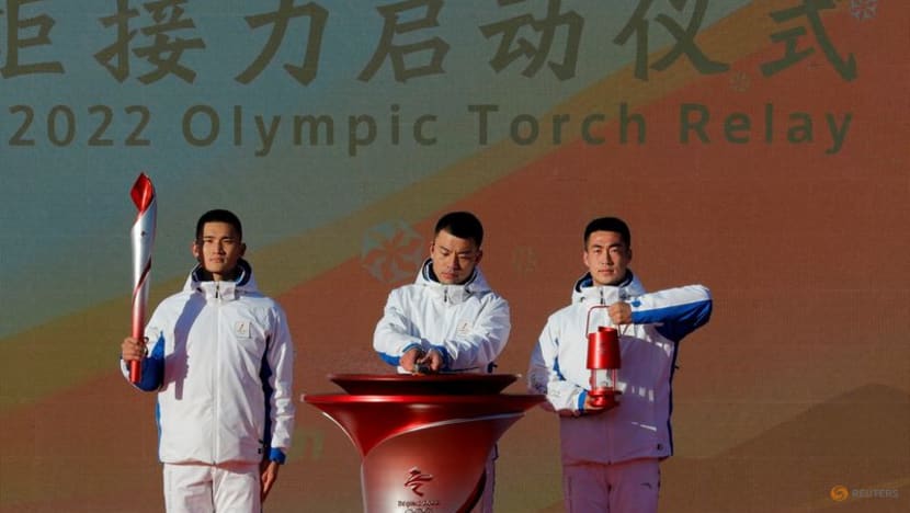 Torch begins three-day trek past iconic Beijing landmarks