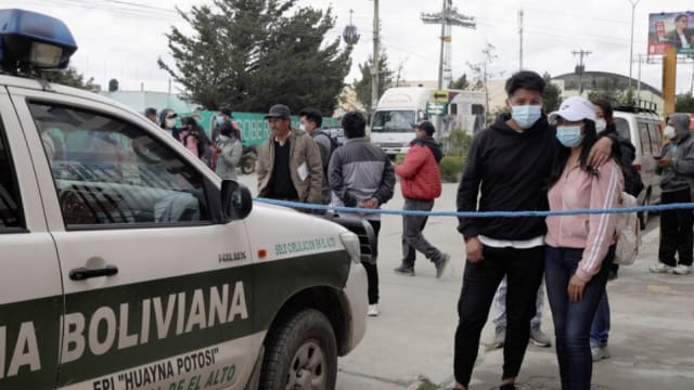 玻利维亚大学栏杆崩裂 至少七名学生坠楼死