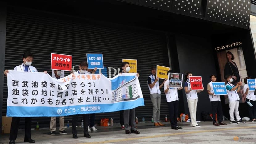 Japanese department store workers strike in Tokyo - World