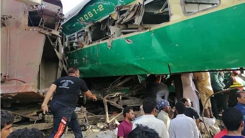 11 maut, puluhan cedera kereta api bertembung di Pakistan