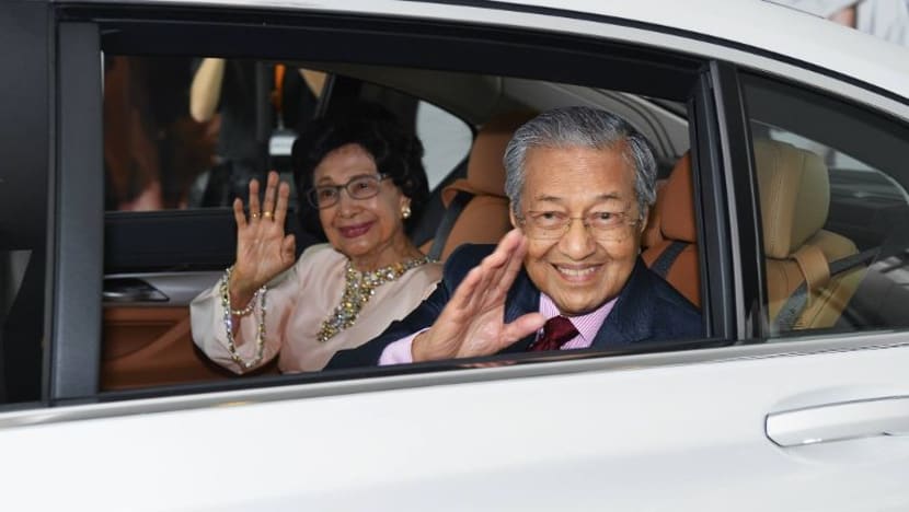 Mahathir, Siti Hasmah imbau kenangan bercinta di universiti S'pura