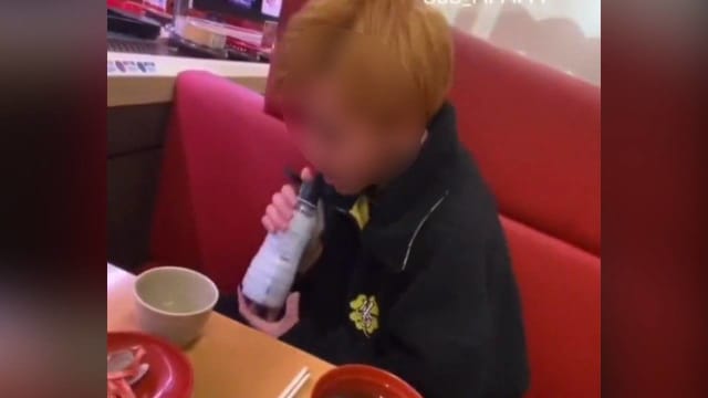 在寿司店狂舔酱油瓶 日本三恶作剧青年被警逮捕