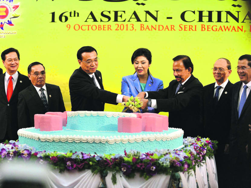 Thai Prime Minister Yingluck Shinawatra (centre) flanked by China’s Premier Li Keqiang (fourth left) and Brunei’s Sultan Hassanal Bolkiah cutting a cake to mark the 16th ASEAN-China Strategic Partnership in Bandar Seri Begawan yesterday. Photo: Reuters