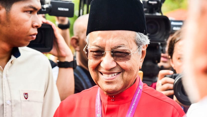 Mahathir rides red tide into Langkawi hoping nostalgia will trump ruling party