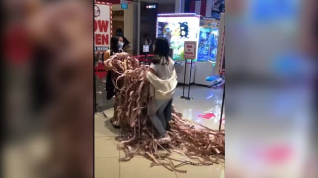 游戏票多到需要两人搬 游戏厅寻两少女送惊喜