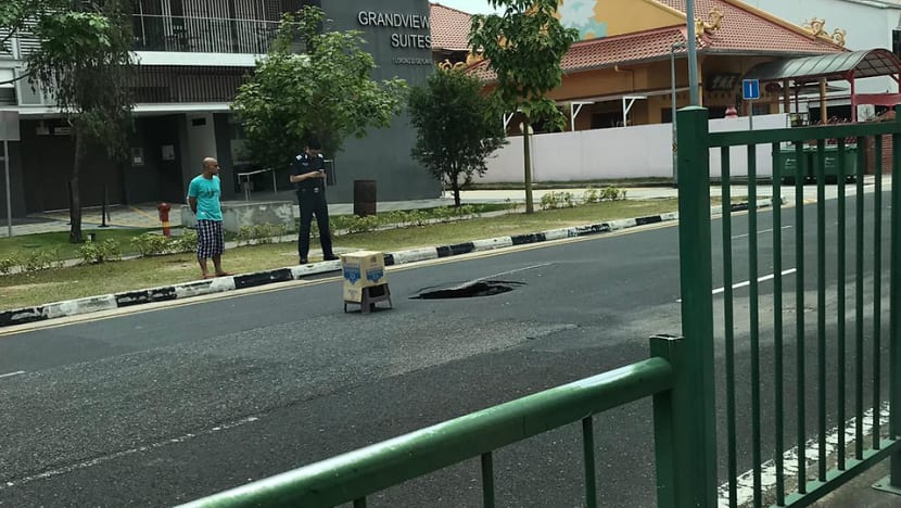 Hole in Geylang road forces lane closure