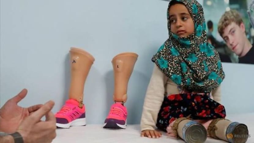 Kanak-kanak yang jalan dengan 'kaki tin' dapat kaki palsu