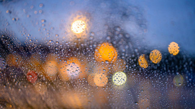 本地今晚下起大雨 一些地区可能出现突发性淹水