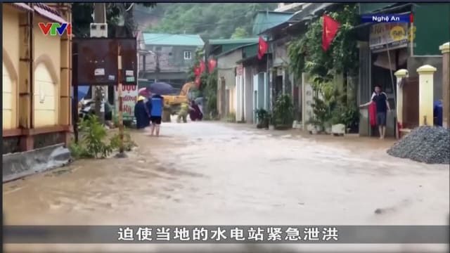 越南中部豪雨成灾 迫使居民撤离家园