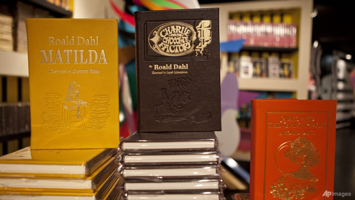 Kritikus mengecam penulisan ulang buku Roald Dahl untuk menghapus bahasa berwarna-warni sebagai sensor