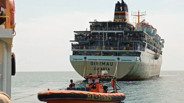 搁浅两天后 载有800多人印尼渡轮成功脱困