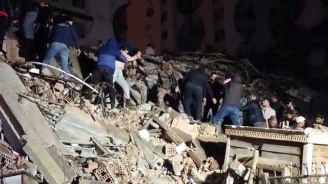土耳其东南部地震波及叙利亚 已造成上千人死伤
