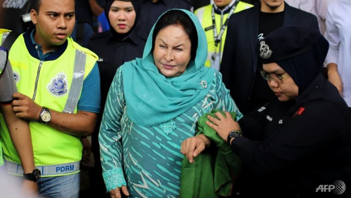 Istri Najib, Rosmah, tidak hadir di pengadilan karena dia masih di Singapura, diperintahkan untuk hadir Senin depan