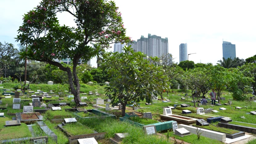 ‘Indah dan bernilai budaya’: Komunitas Indonesia Graveyard gali sejarah di makam-makam tua