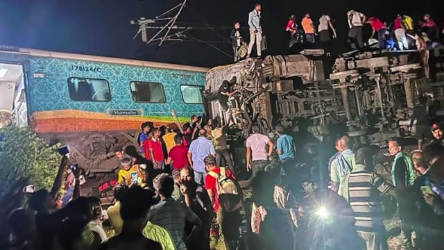 印度发生火车相撞事故 至少207死900伤