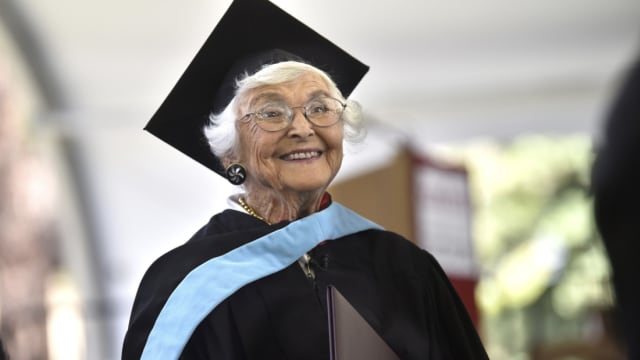二战阻断学业 美国105岁女人瑞终获硕士学位