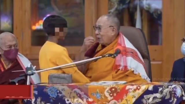 要求男孩吮吸舌头被批 西藏精神领袖达赖喇嘛道歉