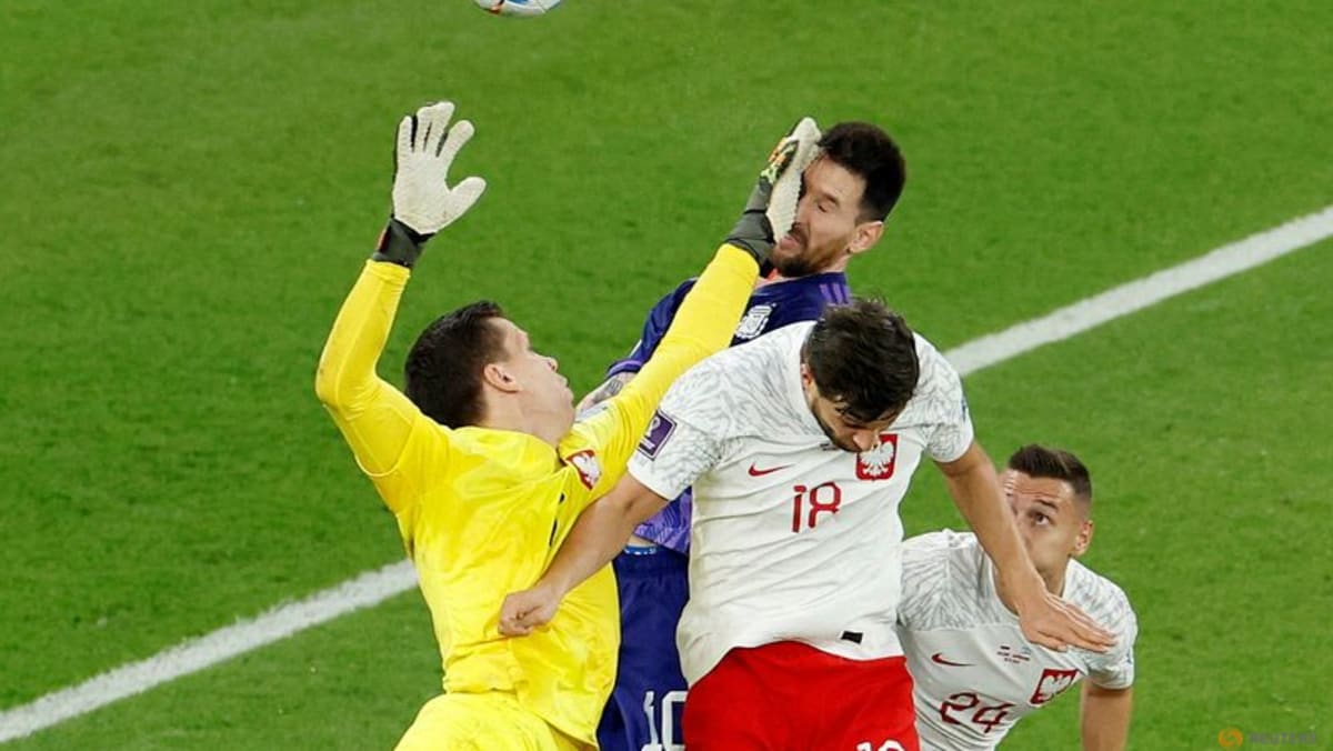 Szczesny mengambil kesempatan untuk ‘pamer’ keterampilan penyelamatan penalti untuk menyangkal Messi