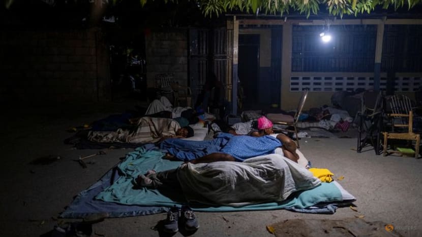 Aid trickles in as Haitians struggle to count lives lost in quake Aid trickles in as Haitians struggle to count lives lost in quake