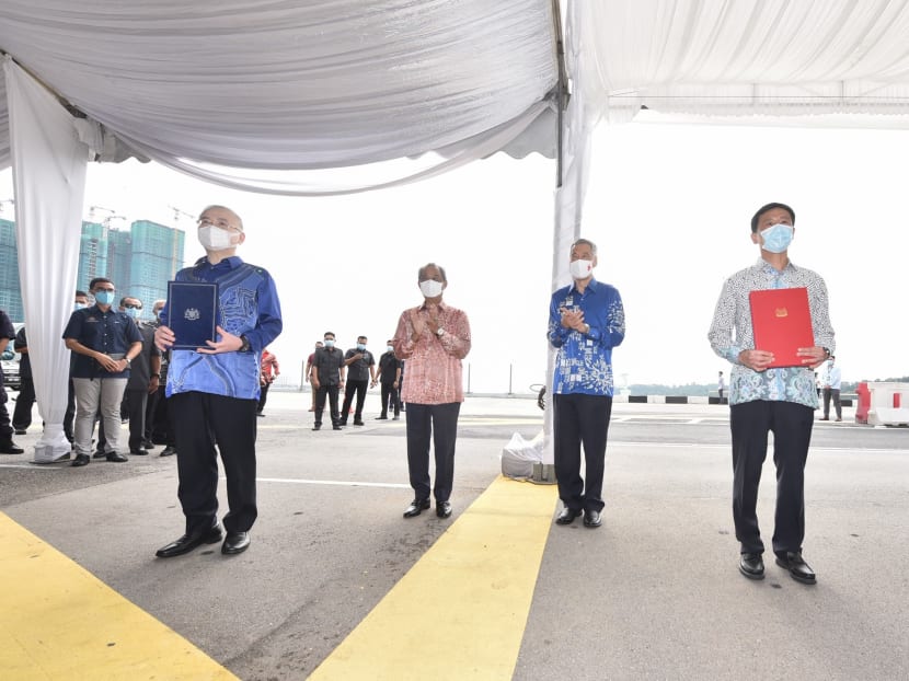 Singapore’s Transport Minister Ong Ye Kung (right) and his Malaysian counterpart Wee Ka Siong (left) signed the official agreement to resume the project on July 30, 2020, at a ceremony witnessed by Prime Minister Lee Hsien Loong (second from right) and Malaysian premier Muhyiddin Yassin (second from left). Singapore’s Transport Minister Ong Ye Kung (right) and his Malaysian counterpart Wee Ka Siong (left) signed the official agreement to resume the project on July 30, 2020, at a ceremony witnessed by Prime Minister Lee Hsien Loong (second from right) and Malaysian premier Muhyiddin Yassin (second from left).