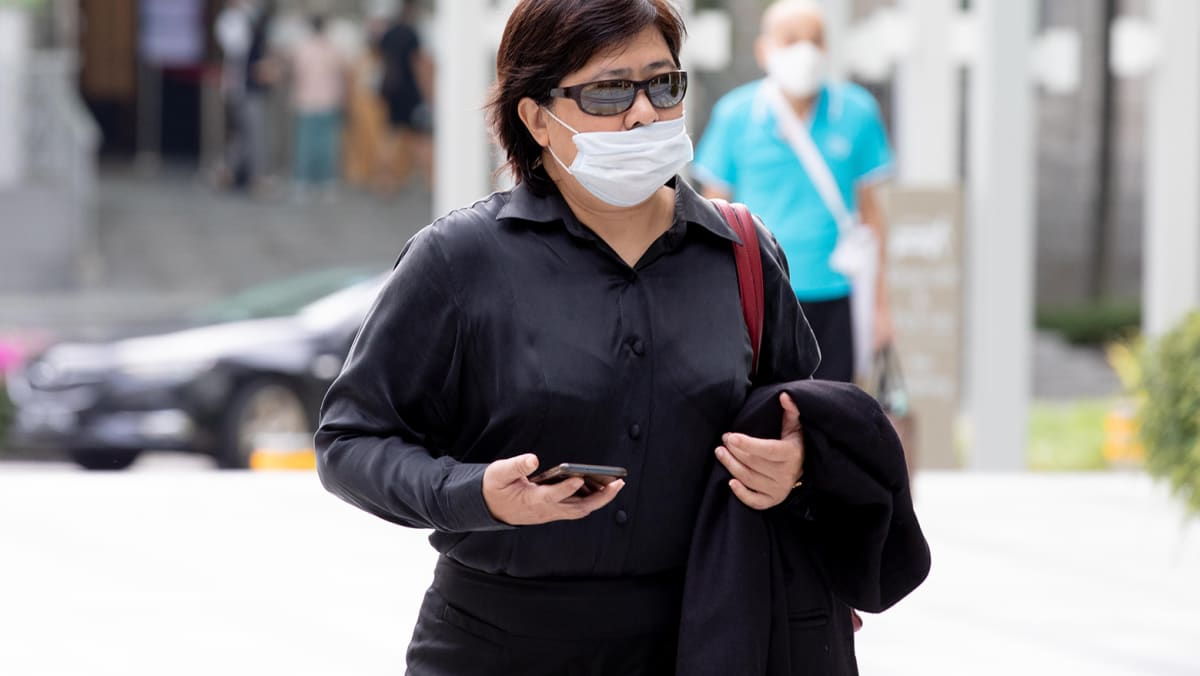 Singapore lady refuses to wear mask
