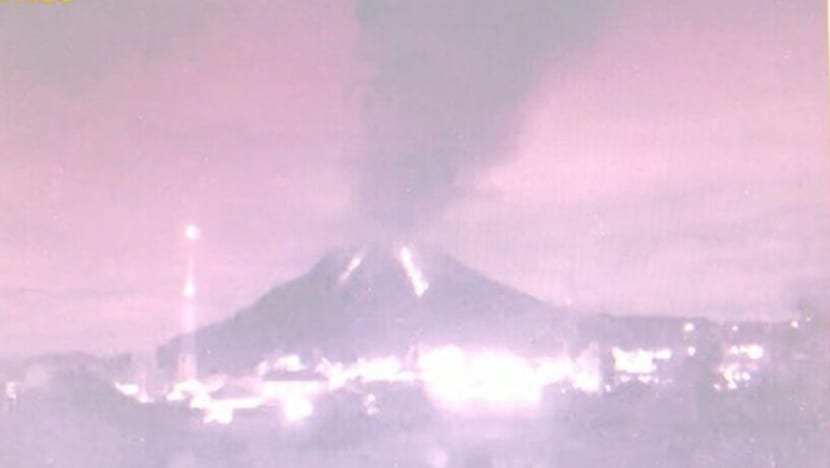Gunung Sinabung meletus, hamburkan asap setinggi 2 kilometer