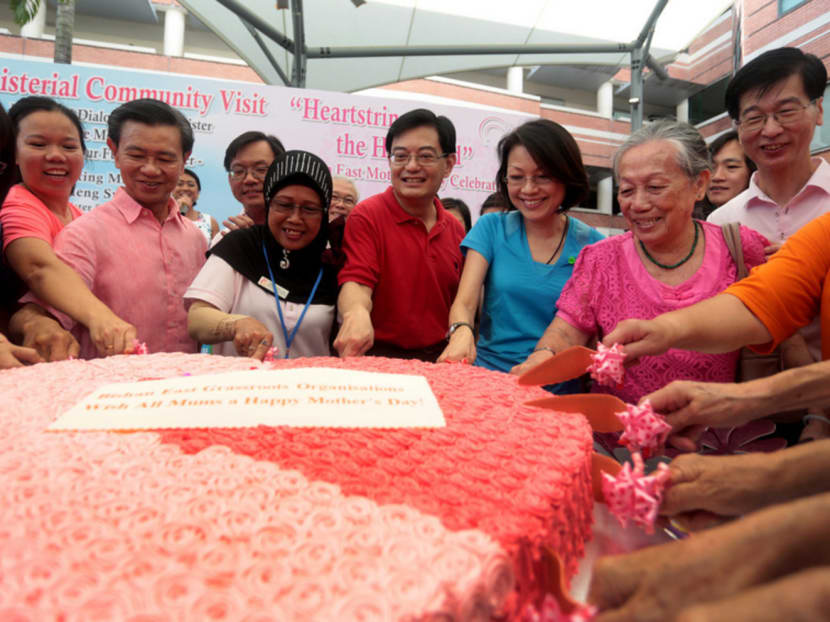 Minister Heng Swee Kiat cuts a mothers day cake during a ministerial visit to Bishan East on May 10, 2015. Photo: Jason Quah