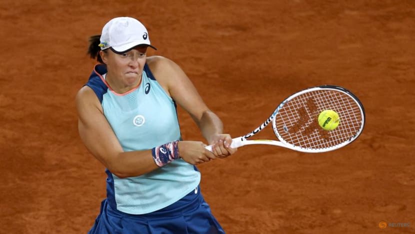 Swiatek extends unbeaten streak to 29 in easy Paris opener Swiatek extends unbeaten streak to 29 in easy Paris opener
