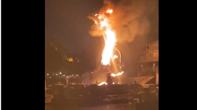 美国迪士尼乐园喷火龙着火 工作人员疑吸入浓烟接受治疗 