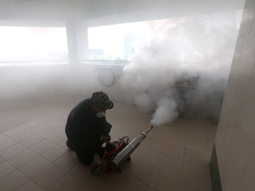 Thermal fogging being carried out in the vicinity of Block 102, Aljunied Crescent on 28 Aug 2016. Photo: Ooi Boon Keong/TODAY
