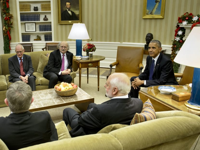 Nobel Prize winners Dr. J. Michael Kosterlitz (L), Physics; Dr Oliver Hart (2L), Economic Sciences; Dr Duncan Haldane, Physics (C) and Sir Fraser Stoddart (2R), Chemistry, attend a meeting with US President Barack Obama in the Oval Office of the White House Nov 30, 2016 in Washington, DC. Photo: AFP